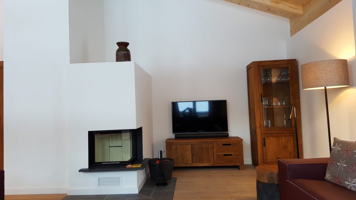Oostenrijkst-Niederrau-Penthouse-woonkamer-open-haard